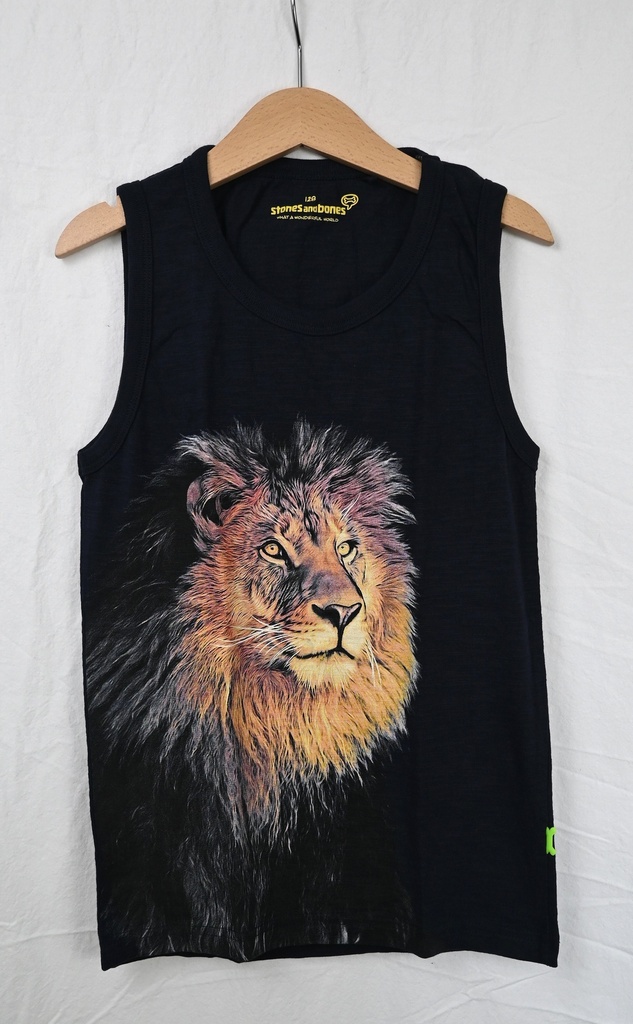 [LES064] Shirt, Stones and Bones, 8 jaar