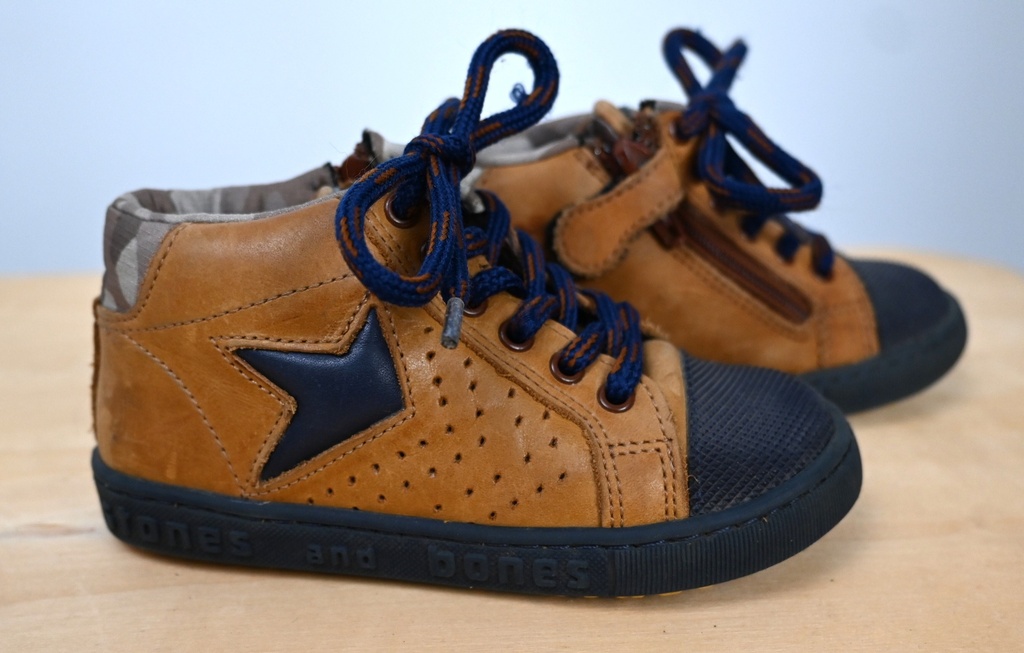 [LBR005] Sneakers, Stones and bones, 24