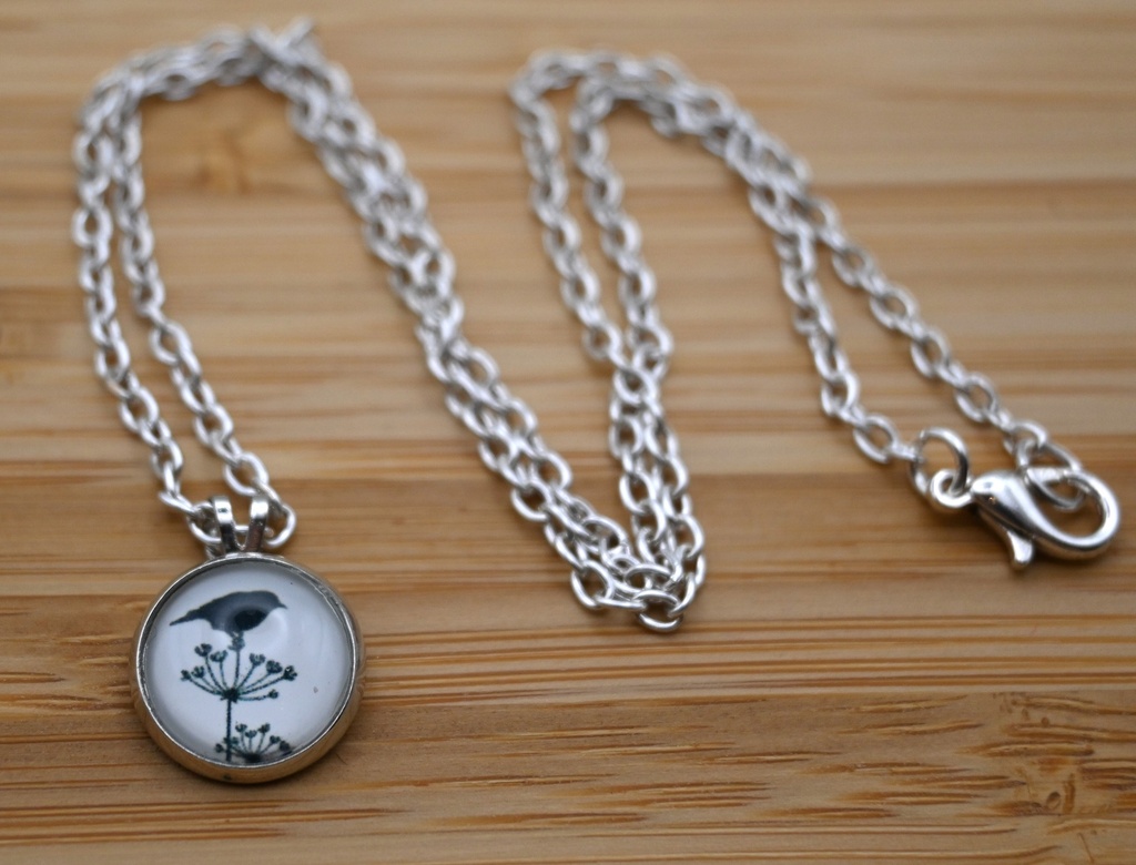 [IVK001] Halsketting kort, Vogel op bloem