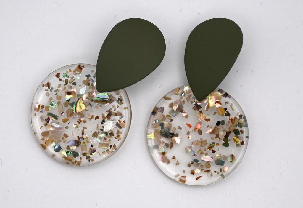 Oorbel n°3 Kaki X acryl bedel met schelp