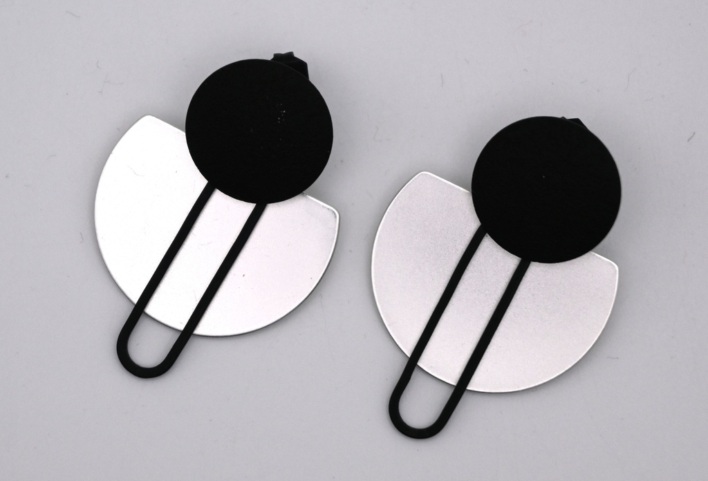 Oorbel n°2 Zwart X mat zilver